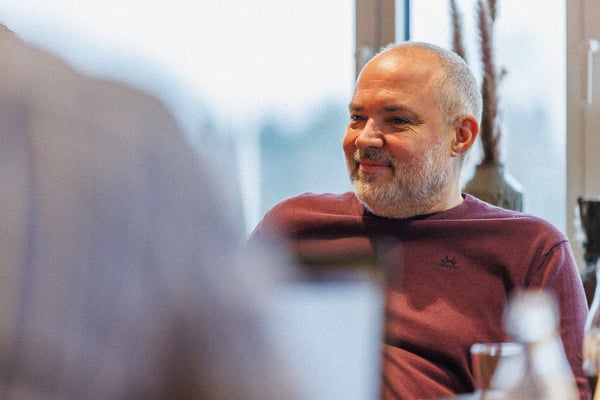En blid Ådne Berget følger med under et møte