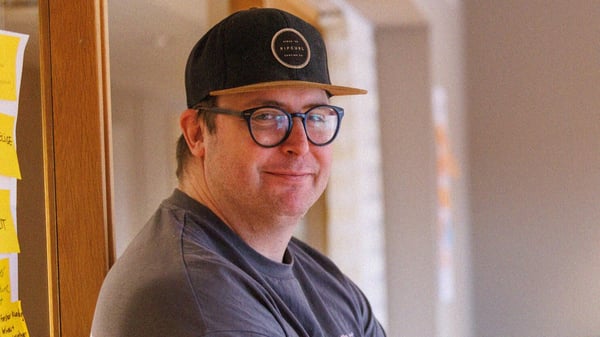 Peter Bjursten smiler til fotografen under en fagdag