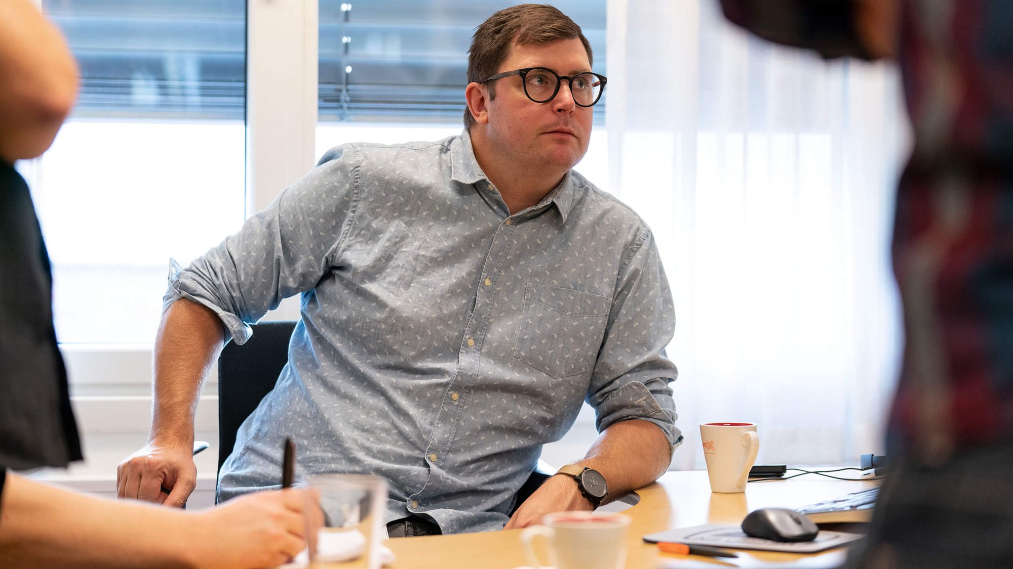Peter Bjursten, UX-designer i Vokser, følger med på en presentasjon.