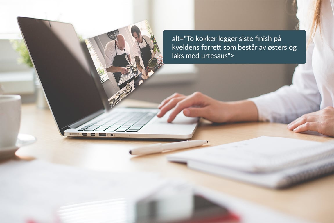 En kvinne jobber på laptop. Et bilde av to kokker og forslag til alt-tekst ligger oppå bildet.