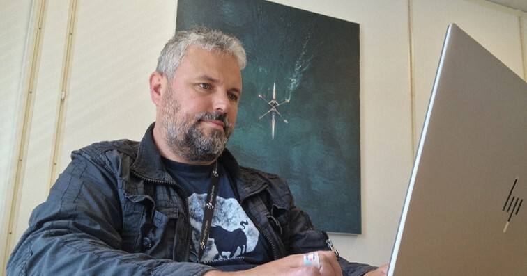 Voksers UU-ekspert,Bogdan Cerovac, sjekker at nettsider ivaretar kravene til universell utforming