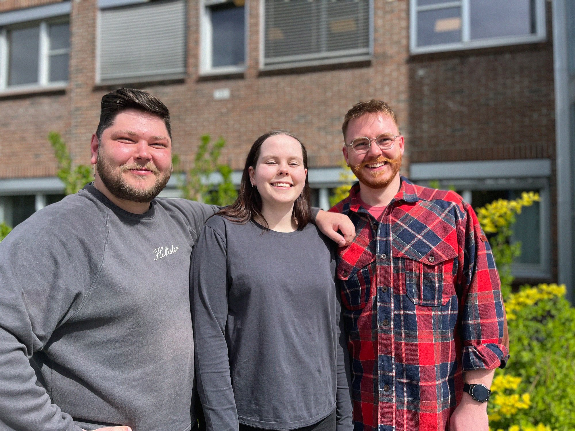 Roman Kollar, Emma Myhra og Espen Strøm utenfor kontoret i Kongsberg – nyansatte utviklere med ulik bakgrunn og felles oppstart.