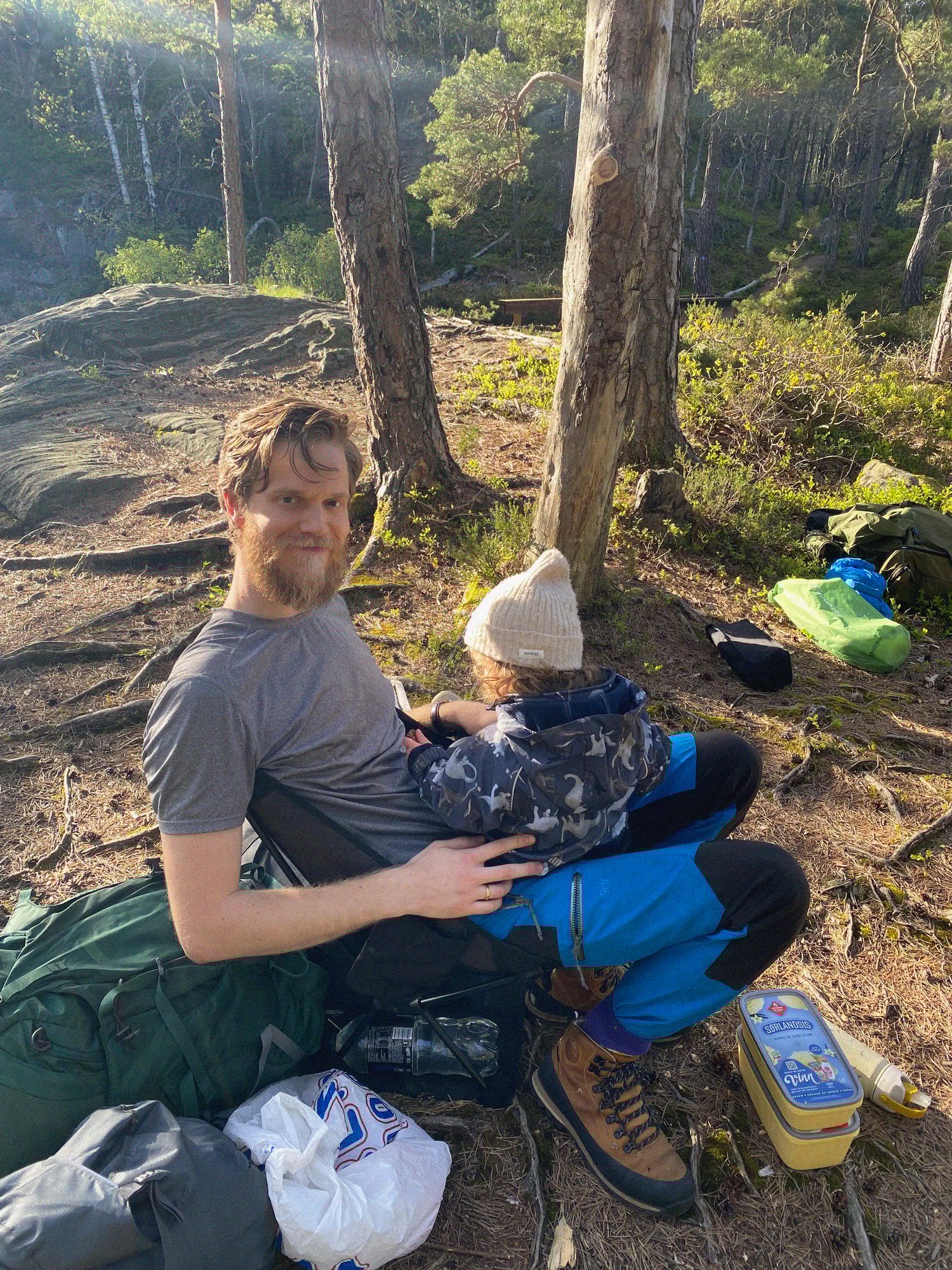 Magnus på tur i skogen sammen med familien