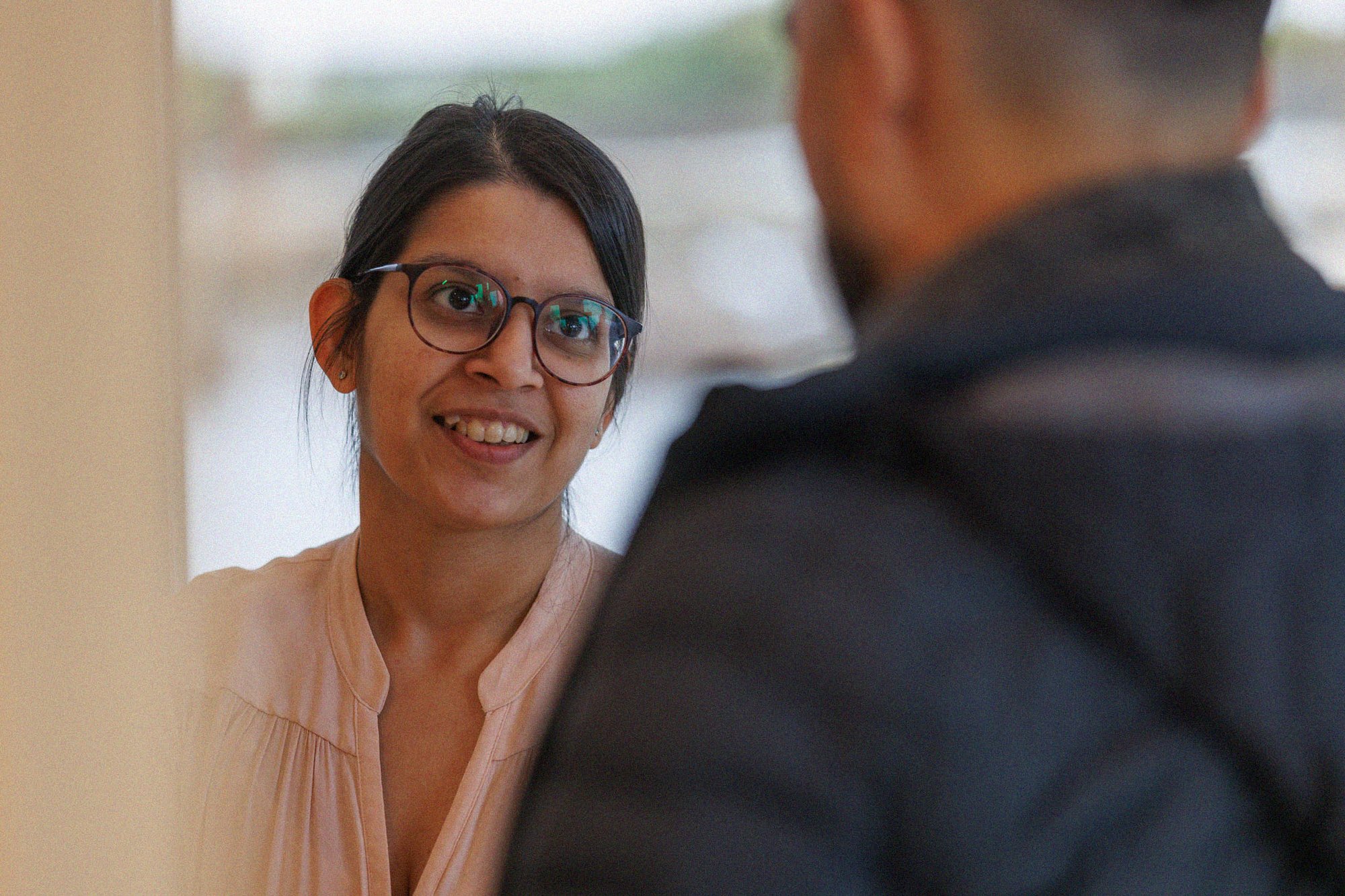 Sona, UX-designer i Vokser, i hyggelig prat med en kollega.