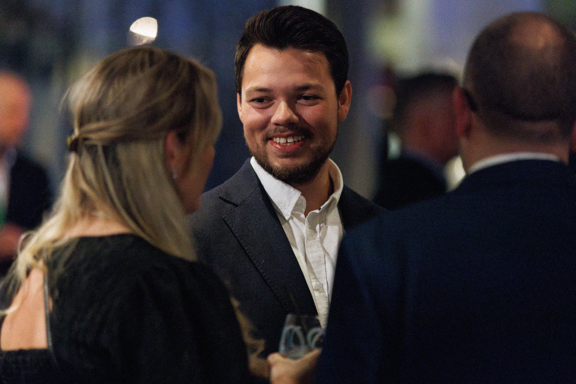 Christoffer, frontend-utvikler i hyggelig samatale med kollegaer