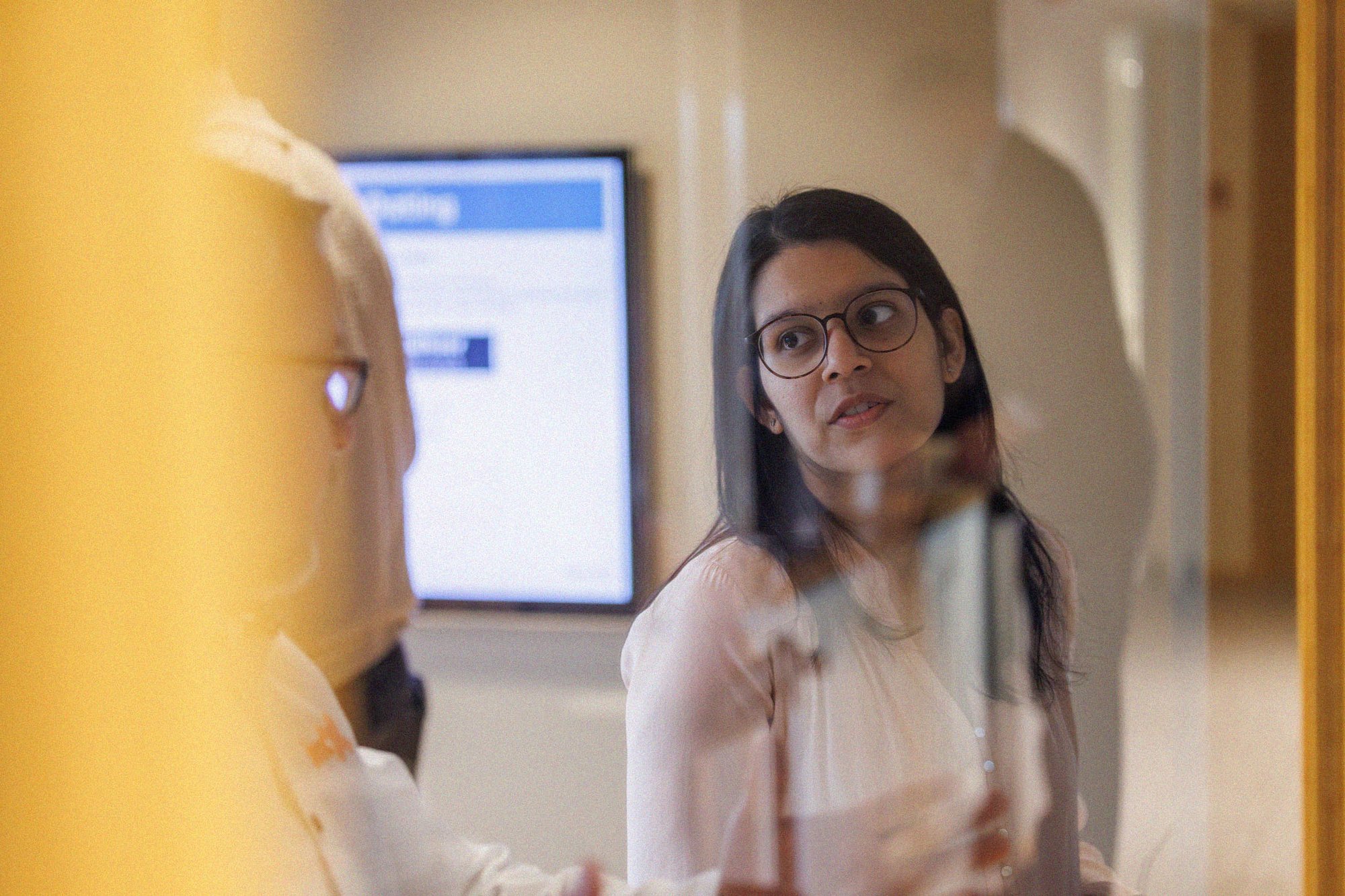 Sona Shyamsukha, UX-designer i Vokser, deltar i en workshop.
